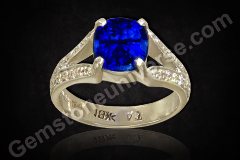 Natural Blue Sapphire of 4.13carats Flanked by 32 round brillant Diamonds to make an exceptional Venus Saturn ring