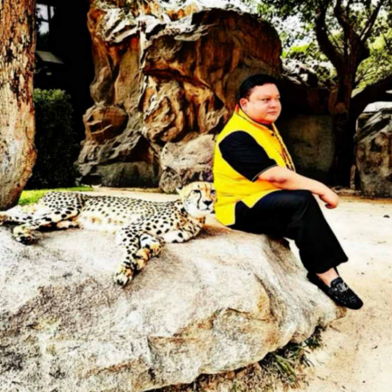 Guruji Shrii Arnav standing calmly beside a live cheetah, symbolising stillness and fearless connection with nature.