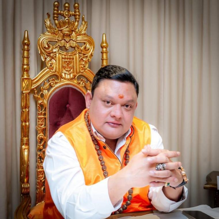 Studio portrait of Guruji Shrii Arnav, author, philosopher, polymath, astrologer , gemmologist and founder of Gemstoneuniverse.